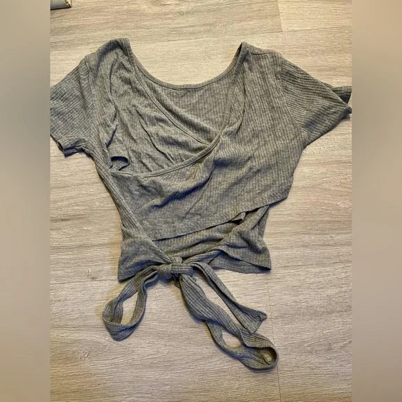 Chic Gray Ribbed Crop Top - Picture 2 of 2